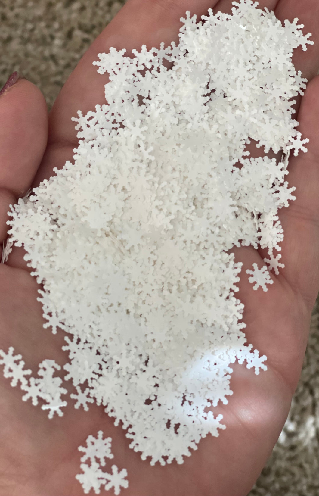 586 Frosty (1 oz white snowflakes)